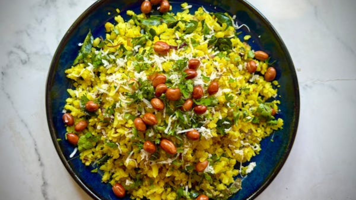 Instant Poha Recipe For Busy Mornings: Ready in 10 Minutes